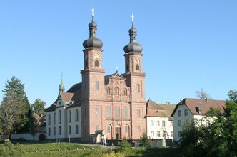 Die Pfarrkirche von St. Peter Die Pfarrkirche von St. Peter. Blick von vorne.