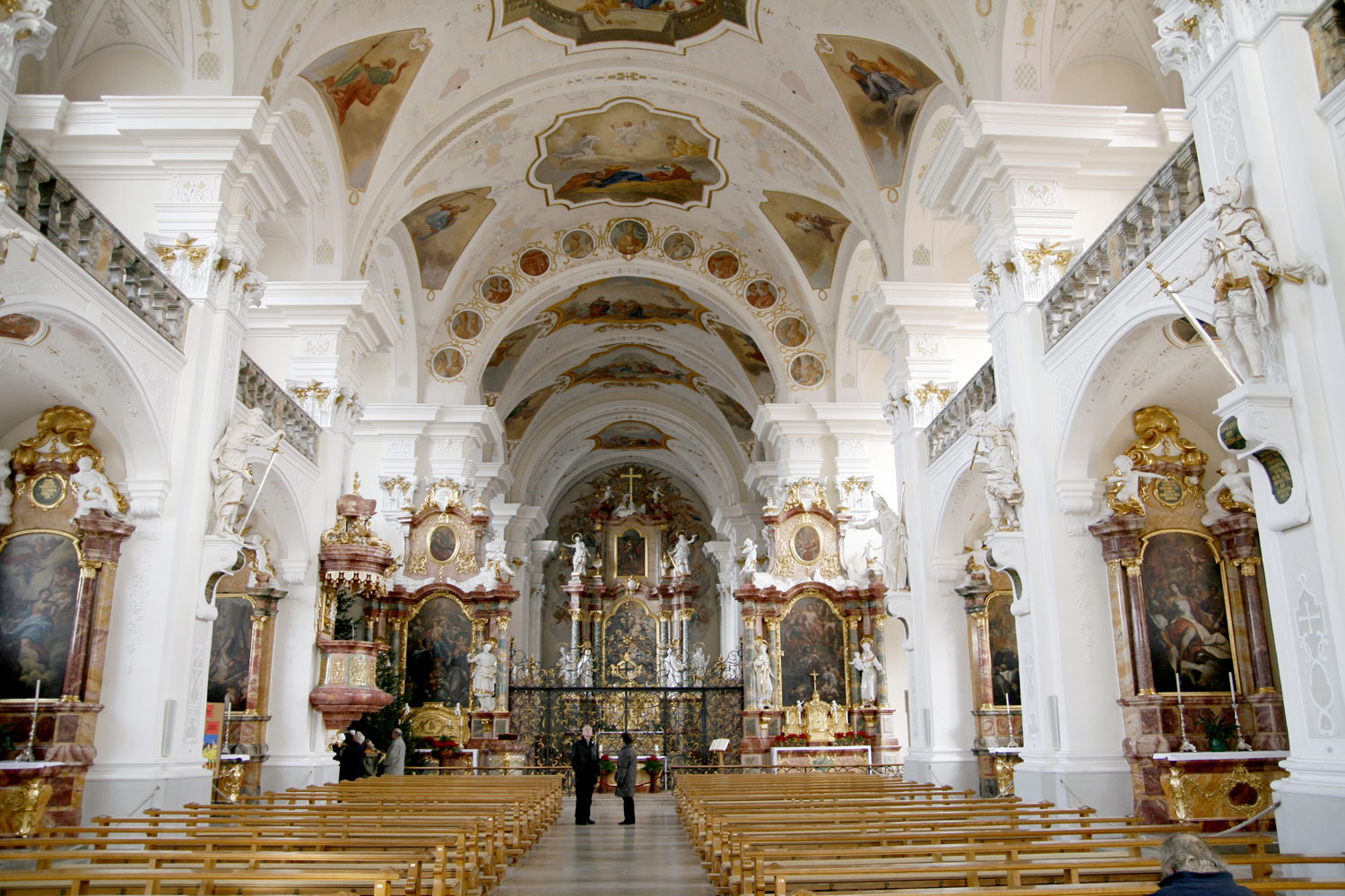Der Innenraum der barocken Pfarrkirche von St. Peter