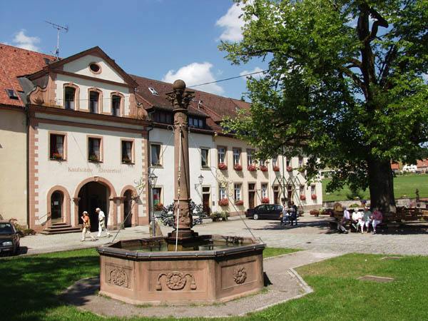 Rathaus und Klosterhof mit Linde und Brunnen